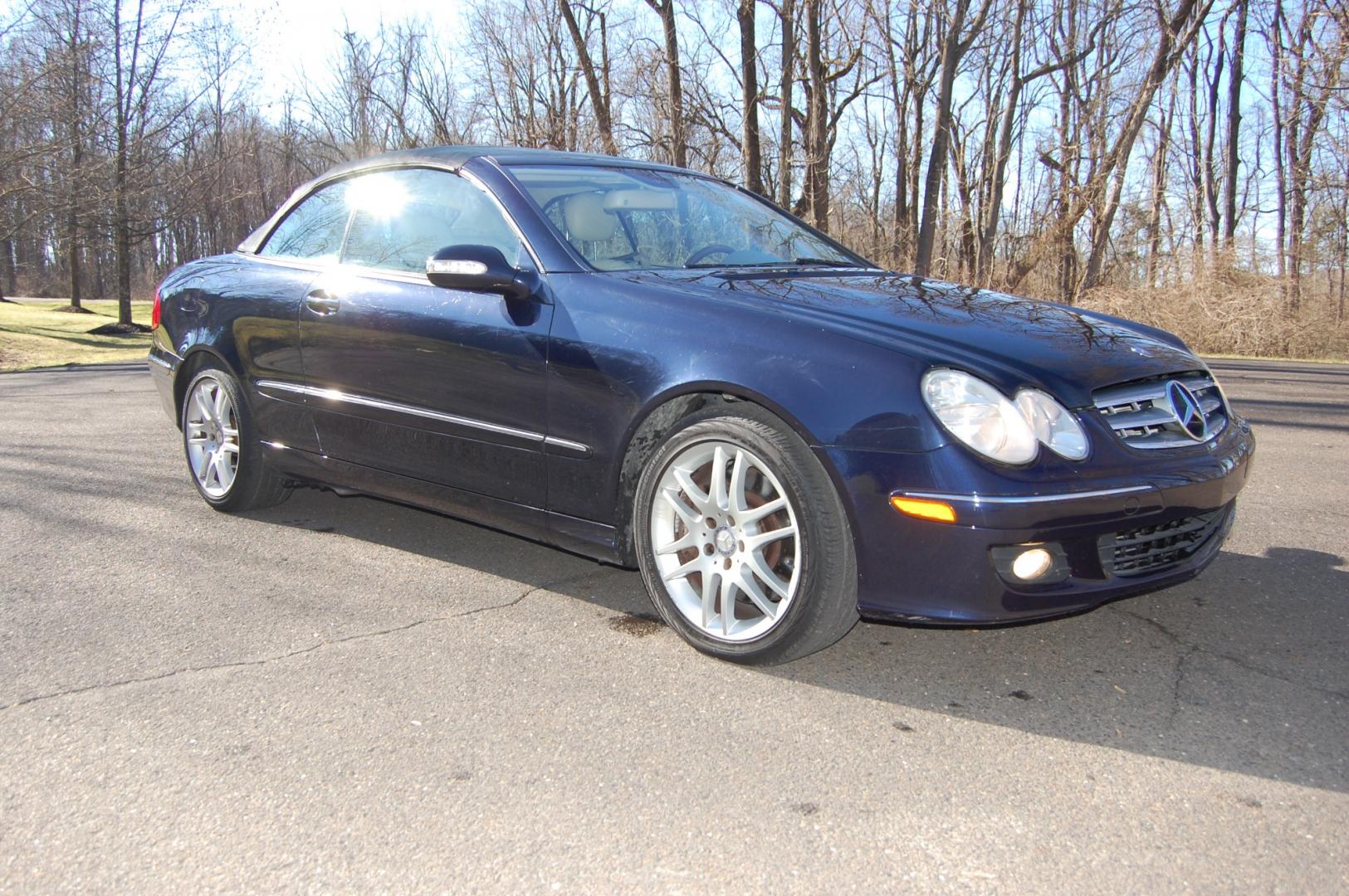 2009 Blue /Beige Mercedes-Benz CLK-Class (WDBTK56FX9T) with an 3.5 Liter engine, Automatic transmission, located at 6528 Lower York Road, New Hope, PA, 18938, (215) 862-9555, 40.358707, -74.977882 - 2009 Mercedes-Benz CLK 350 Convertible, low mileage, clean condition inside and out. 3.5 Liter V6 engine, automatic transmission, tilt wheel, cruise control, wood trim, 3 Master keys, dual heated power seats, windows, mirrors, central locking system, 19 " Alloy wheels, 4 good all season tires, AM/F - Photo#4